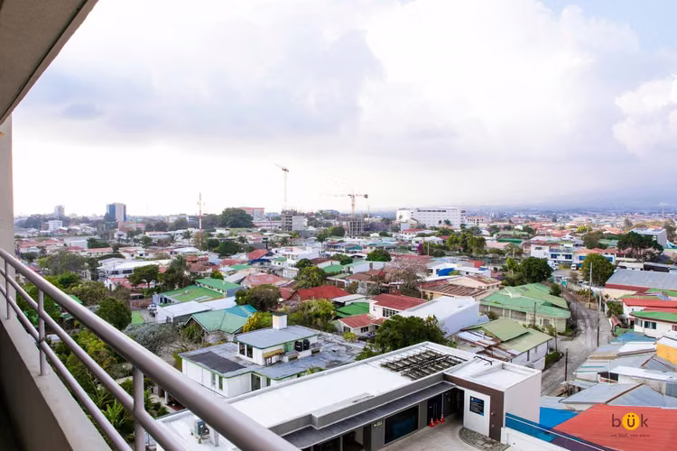 Apartamento amueblado 2 hab con balcón y vista en Los Yoses - Imagen 9