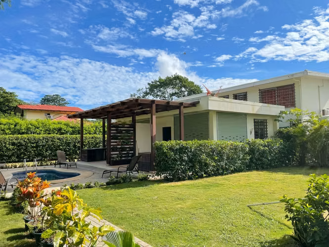 Propiedad en venta en Guanacaste con 3 apartamentos y piscina