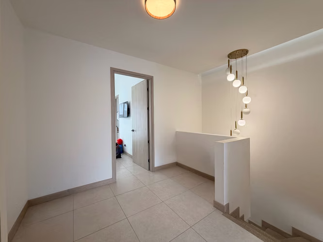 Casa en Lindora | 3 parqueos y amenidades de resort | $2,200 - Imagen 9