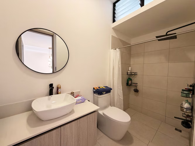 Casa en Lindora | 3 parqueos y amenidades de resort | $2,200 - Imagen 11