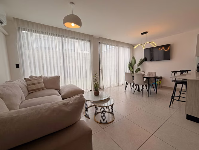 Casa en Lindora | 3 parqueos y amenidades de resort | $2,200 - Imagen 2