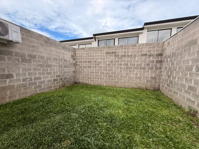 Casa en Lindora | 3 parqueos y amenidades de resort | $2,200 - Imagen 6