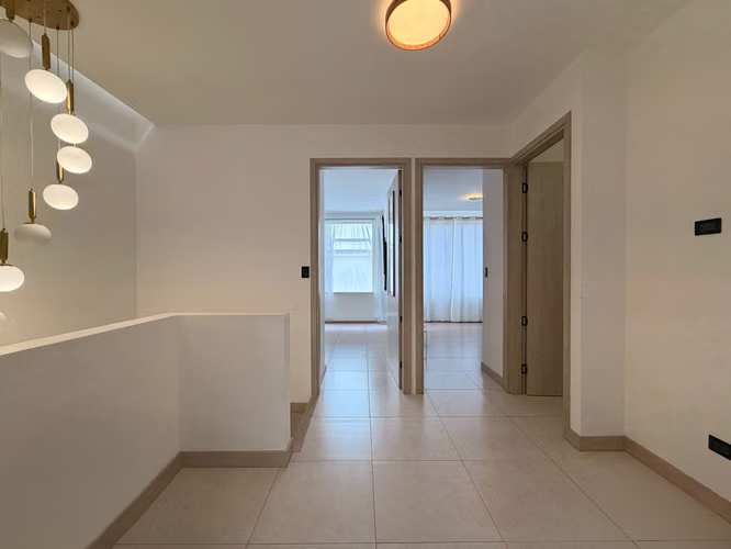 Casa en Lindora | 3 parqueos y amenidades de resort | $2,200 - Imagen 10