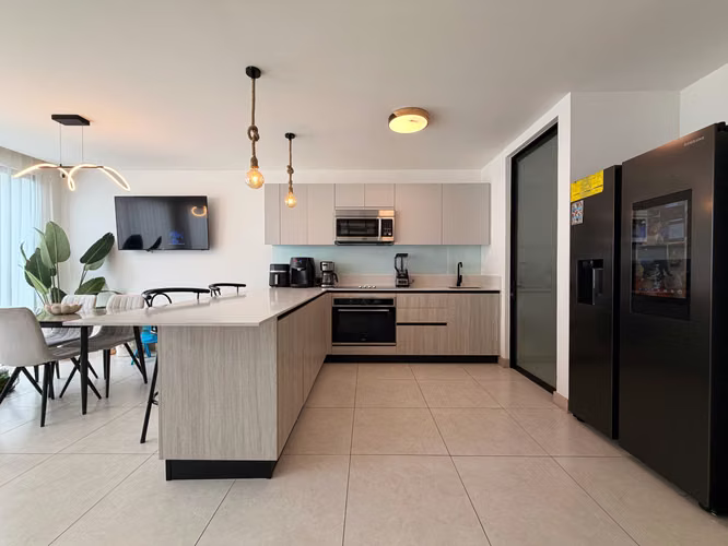 Casa en Lindora | 3 parqueos y amenidades de resort | $2,200 - Imagen 4