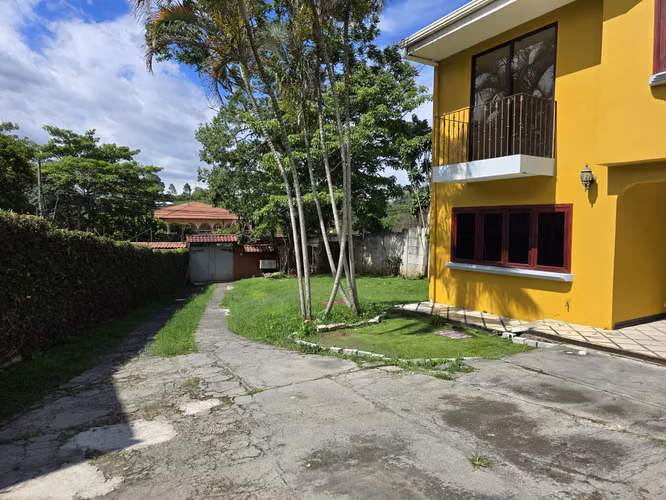Propiedad con 2 casas a la venta en San Antonio de Escazú