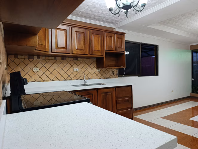 Casa en Venta en Sarchí Centro, Alajuela – 3 Habitaciones, Jardín y 3 Parqueos
