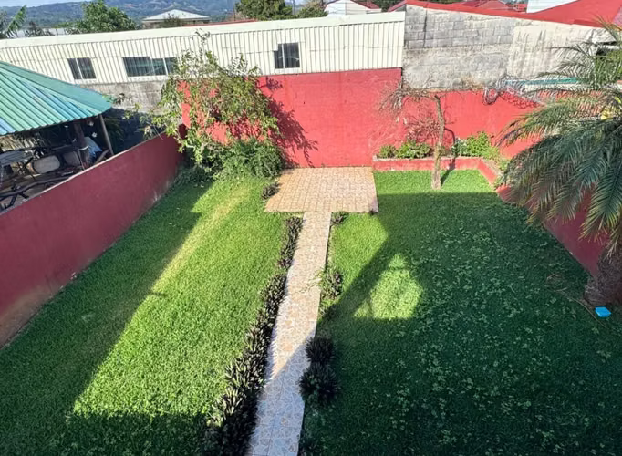 Casa en Venta en Sarchí Centro, Alajuela – 3 Habitaciones, Jardín y 3 Parqueos