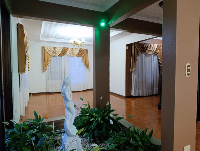 Casa en Venta en Sarchí Centro, Alajuela – 3 Habitaciones, Jardín y 3 Parqueos