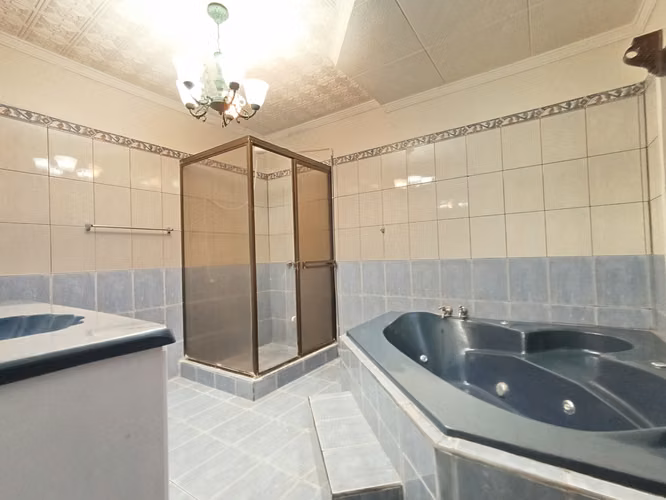 Casa en Venta en Sarchí Centro, Alajuela – 3 Habitaciones, Jardín y 3 Parqueos