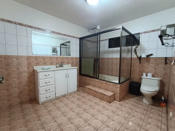 Casa en Venta en Sarchí Centro, Alajuela – 3 Habitaciones, Jardín y 3 Parqueos