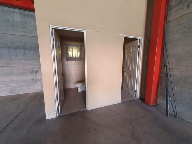 OFIBODEGA - 297 m2 Huella - con 5 parqueos disponibles - Imagen 3