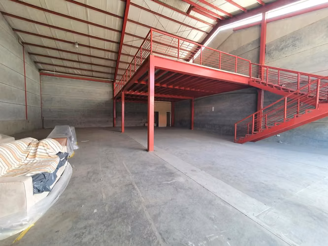 OFIBODEGA - 297 m2 Huella - con 5 parqueos disponibles - Imagen 6