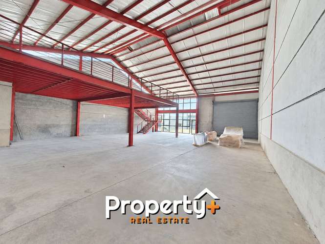 OFIBODEGA - 297 m2 Hole - with 5 available parking lots