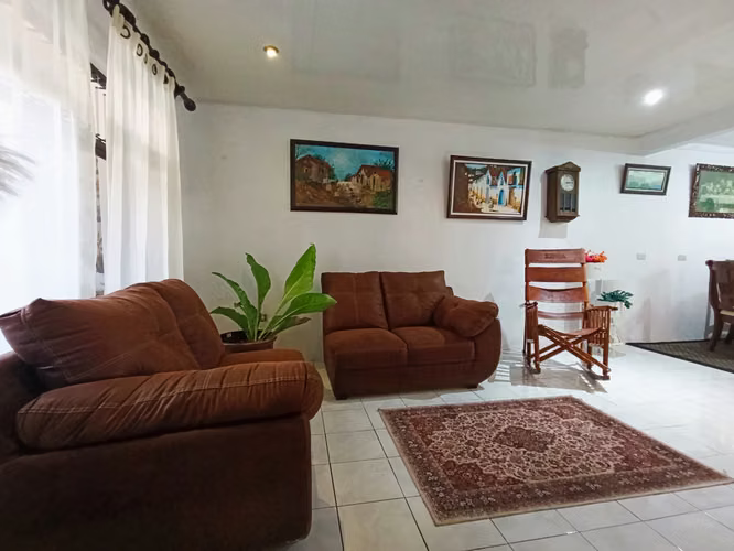 Casa en venta en Grecia, cerca de la Escuela Simón Bolívar | Ideal para vivir o invertir