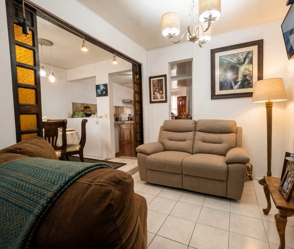 Casa en venta en Grecia, cerca de la Escuela Simón Bolívar | Ideal para vivir o invertir