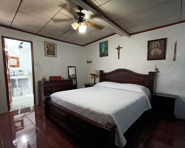 Casa en venta en Grecia, cerca de la Escuela Simón Bolívar | Ideal para vivir o invertir