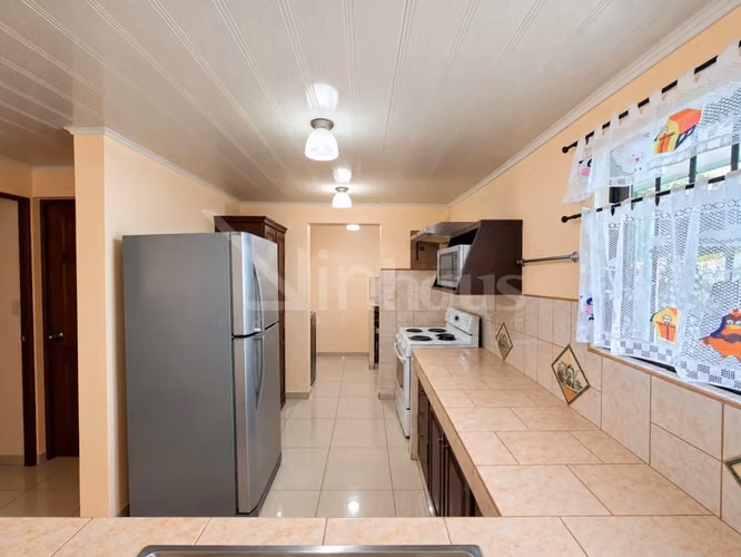 Casa de dos plantas con 4 habitaciones en Residencial los Geranios - id 43538 - Imagen 3