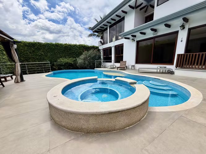 Santa Ana, Villareal hermosa y amplia casa con Piscina y Jacuzzi - Imagen 4