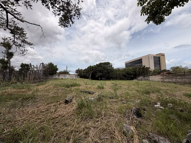 Se vende propiedad para apartamentos por Multiplaza Escazú.