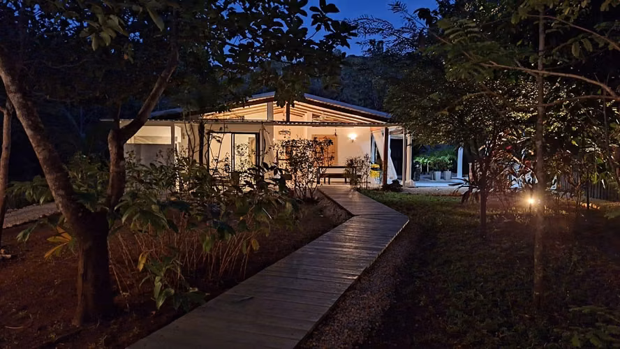 Casa Camarón – 2-Bedroom Furnished Home with Pool on 1,580 m² Near Tamarindo & Avellanas