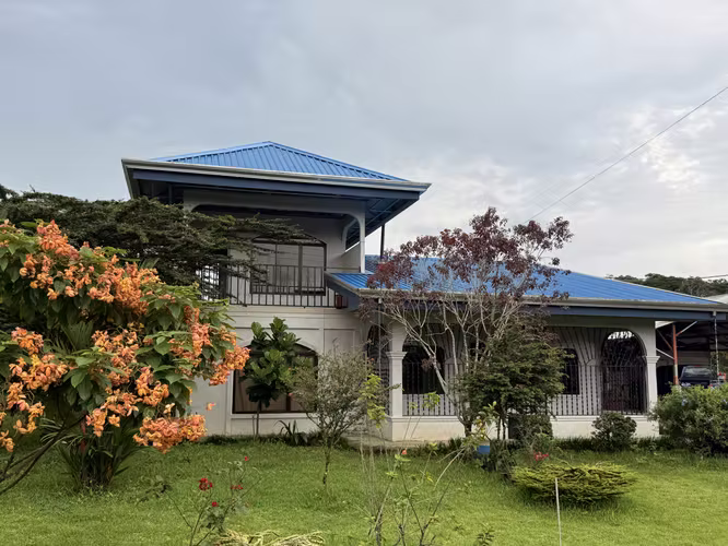 Finca Agrícola Con Casa Y Río — Fortuna