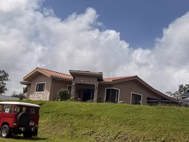 Casa De Lujo Amueblada En El Lago Arenal — Tilarán - Imagen 8