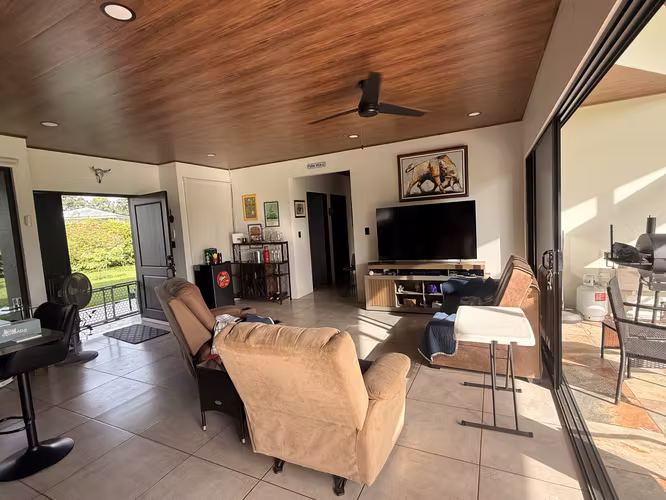 Casa De Lujo Con Piscina Y Vista Al Arenal — San Josecito De Cutris