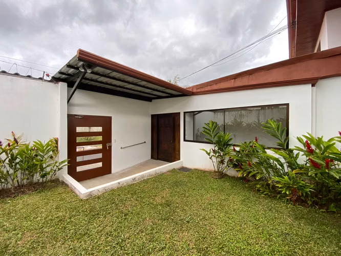 Casa Grande con Uso de Suelo Mixto