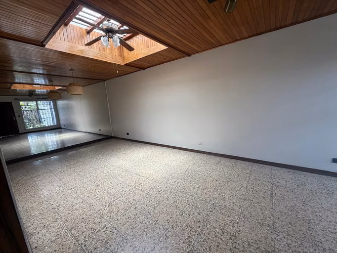 SE ALQUILA CASA EN RESIDENCIAL MANSIONES DE ROBLEDAL LA URUCA - Imagen 2