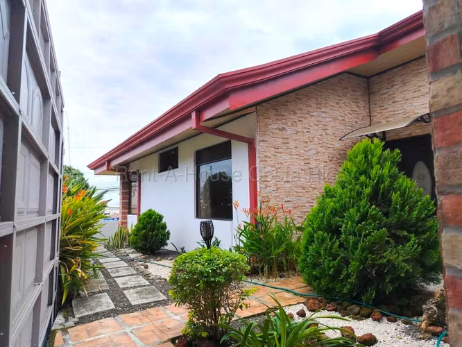 Casa en Venta en Mercedes Norte de Heredia - Espaciosa Una Planta con Jardines y Área Social - Imagen 3