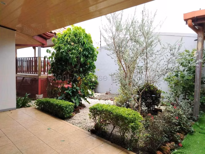 Casa en Venta en Mercedes Norte de Heredia - Espaciosa Una Planta con Jardines y Área Social - Imagen 16