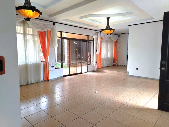 Casa en Venta en Mercedes Norte de Heredia - Espaciosa Una Planta con Jardines y Área Social - Imagen 7
