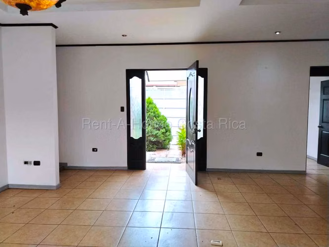 Casa en Venta en Mercedes Norte de Heredia - Espaciosa Una Planta con Jardines y Área Social - Imagen 5