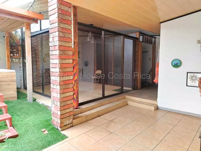Casa en Venta en Mercedes Norte de Heredia - Espaciosa Una Planta con Jardines y Área Social - Imagen 10