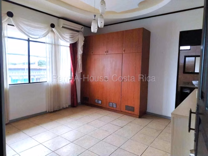 Casa en Venta en Mercedes Norte de Heredia - Espaciosa Una Planta con Jardines y Área Social - Imagen 13