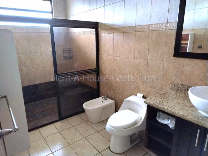 Casa en Venta en Mercedes Norte de Heredia - Espaciosa Una Planta con Jardines y Área Social - Imagen 15