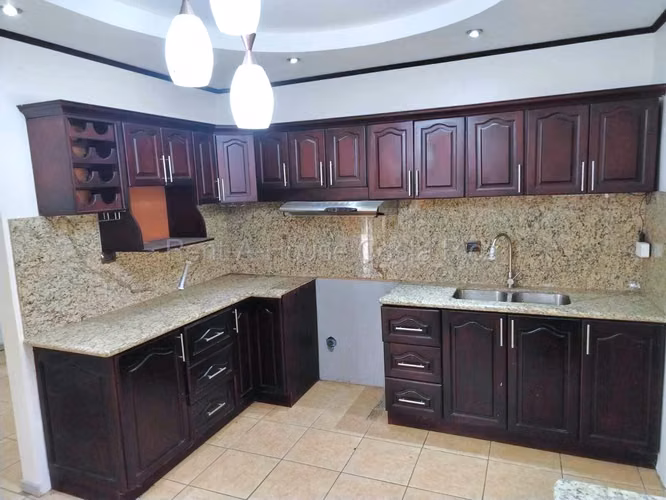Casa en Venta en Mercedes Norte de Heredia - Espaciosa Una Planta con Jardines y Área Social - Imagen 9