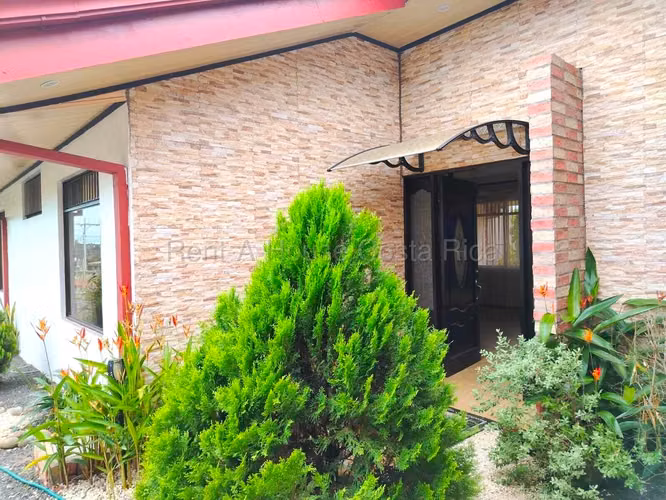 Casa en Venta en Mercedes Norte de Heredia - Espaciosa Una Planta con Jardines y Área Social - Imagen 2