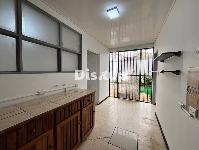 Amplio apartamento u oficina. 3 hab. y patio. Barrio Escalante - Imagen 15