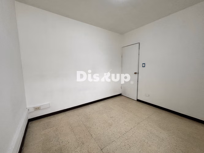 Amplio apartamento u oficina. 3 hab. y patio. Barrio Escalante - Imagen 9