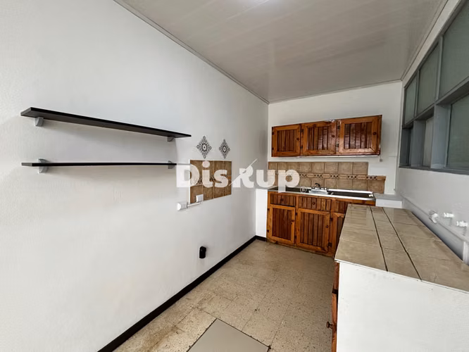 Amplio apartamento u oficina. 3 hab. y patio. Barrio Escalante - Imagen 14