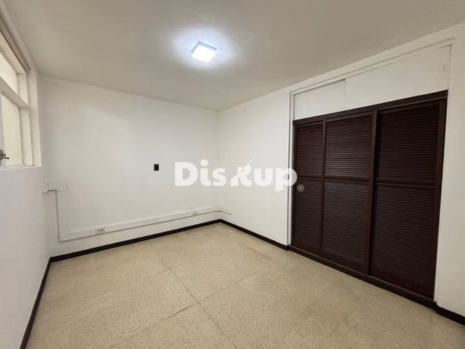 Amplio apartamento u oficina. 3 hab. y patio. Barrio Escalante - Imagen 5