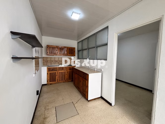 Amplio apartamento u oficina. 3 hab. y patio. Barrio Escalante - Imagen 13