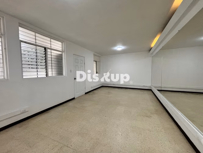 Amplio apartamento u oficina. 3 hab. y patio. Barrio Escalante - Imagen 2