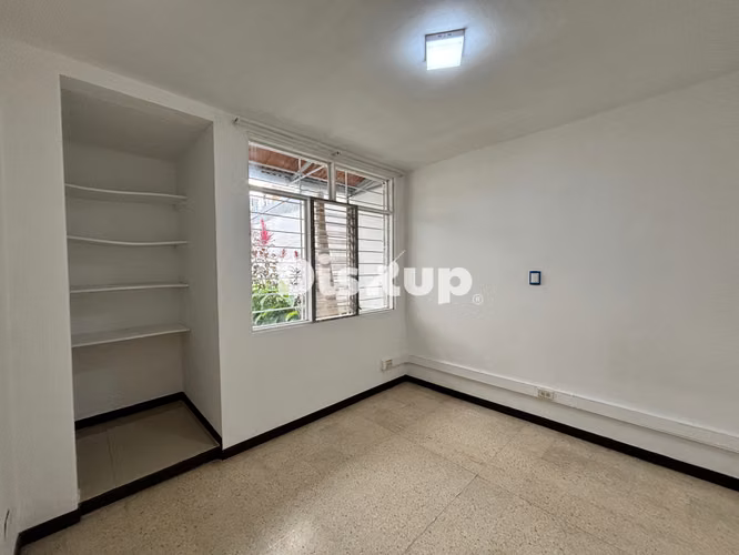 Amplio apartamento u oficina. 3 hab. y patio. Barrio Escalante - Imagen 8