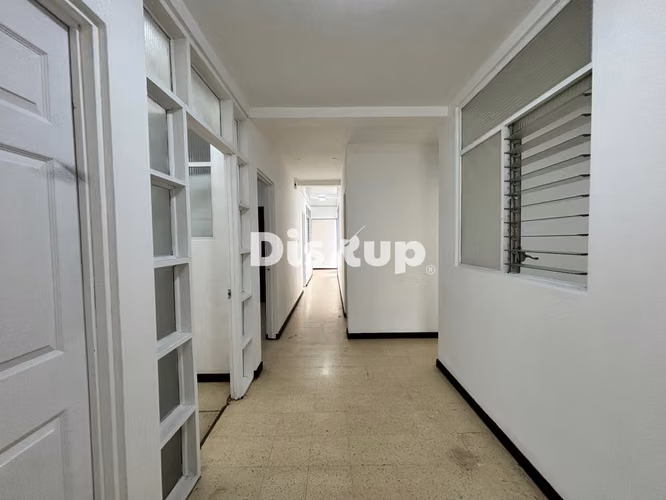 Amplio apartamento u oficina. 3 hab. y patio. Barrio Escalante - Imagen 3