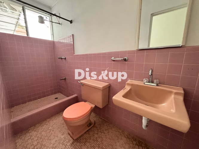 Amplio apartamento u oficina. 3 hab. y patio. Barrio Escalante - Imagen 10