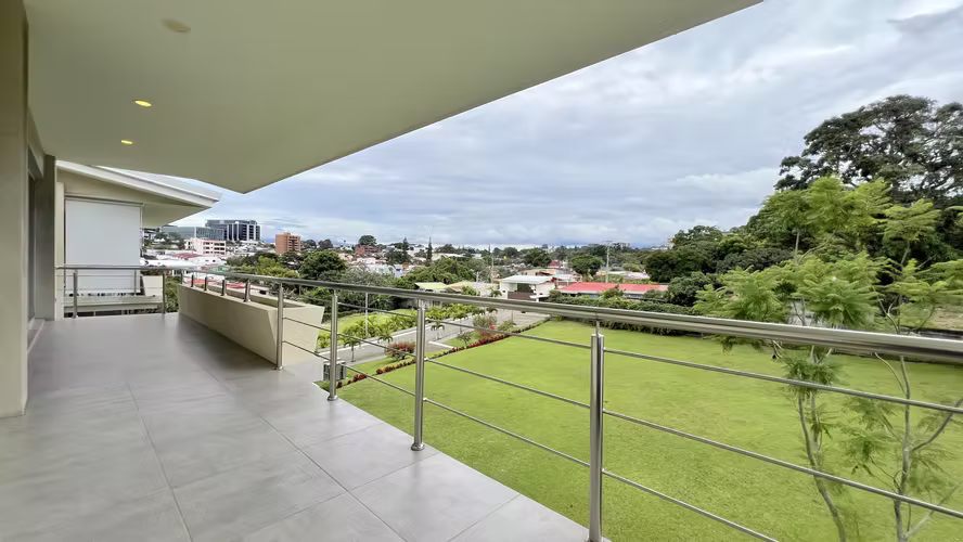 Penthouse en condominio Escazú con 243 m², balcón y vista - Imagen 2