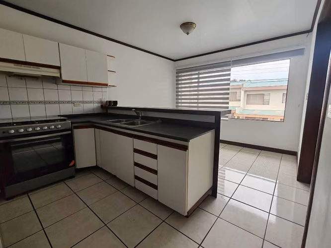 Alquiler apartamento 2da planta amplio acogedor Curridabat - Imagen 3