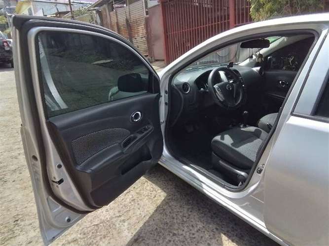 NISSAN VERSA 2017 AUTOMÁTICA GASOLINA GRIS